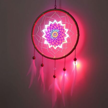 Attrape-Rêves Lumineux LED de couleur rose vif avec un motif central floral et des perles rouges.
