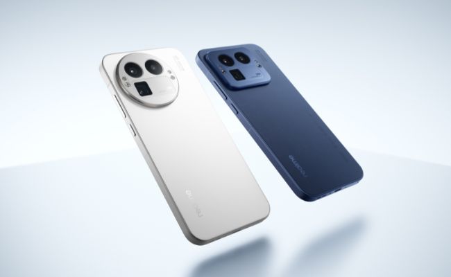 Deux modèles du realme GT 8 Pro, l'un blanc argenté et l'autre bleu nuit, flottant sur un fond dégradé.