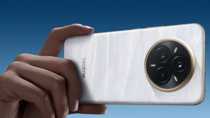 Gros plan sur le dos d'un smartphone Realme blanc effet marbre avec triple capteur photo, à retrouver sur le realme shop