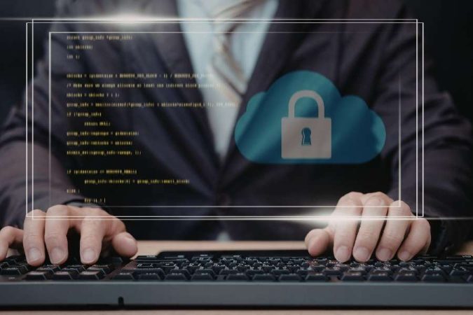 Homme en costume tapant sur un clavier avec un cadenas numérique et du code superposés.