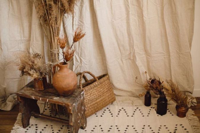 Une mise en scène avec des fleurs séchées et des matières naturelles illustrant parfaitement le style bohème.
